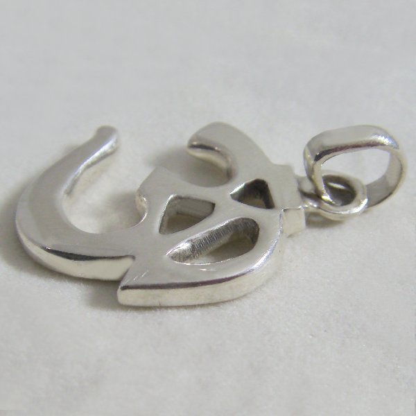 (p1396)Silver pendant motif charm "OM".